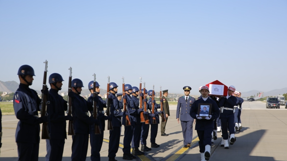 Şehit pilotlar memleketlerine uğurlandı